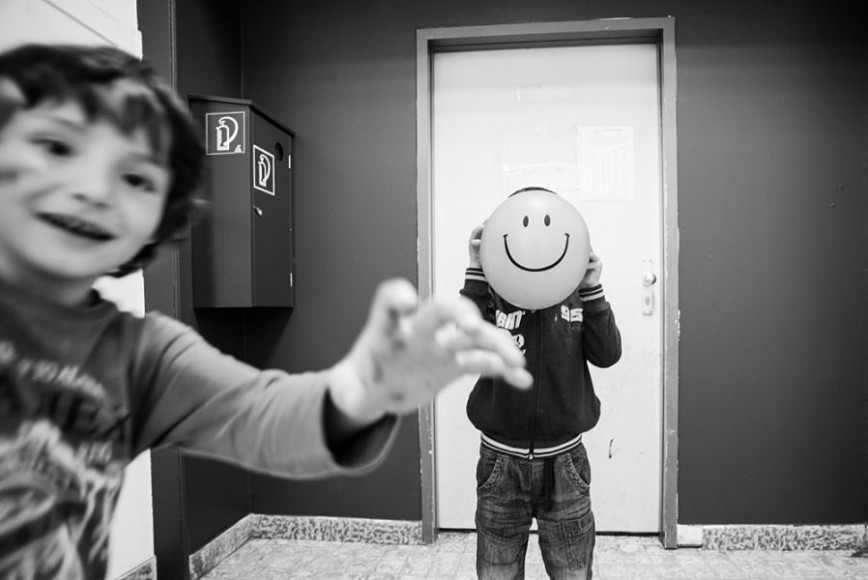 children from Kosovo play in the hallway, Anières