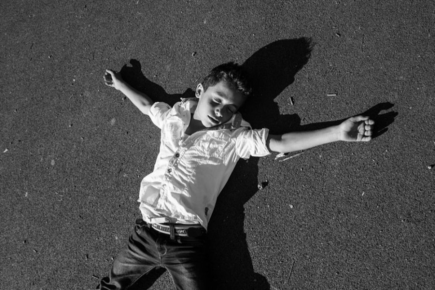 a Syrian boy pretends to be dead, Anières