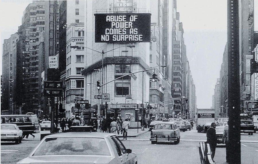 Projection de Jenny Hozler à Times Square, New-York.